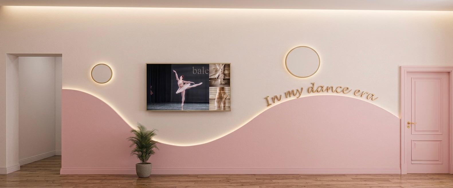Stüdyo koridoru: krem duvarda pembe dalga formu, boyunca uzanan sıcak LED ışık şeridi, altın renkli "In my dance era" yazısı ve çerçeveli bale fotoğrafları